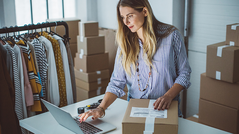 Właścicielka sklepu online otrzymała płatność przez internet i nadaje przesyłkę